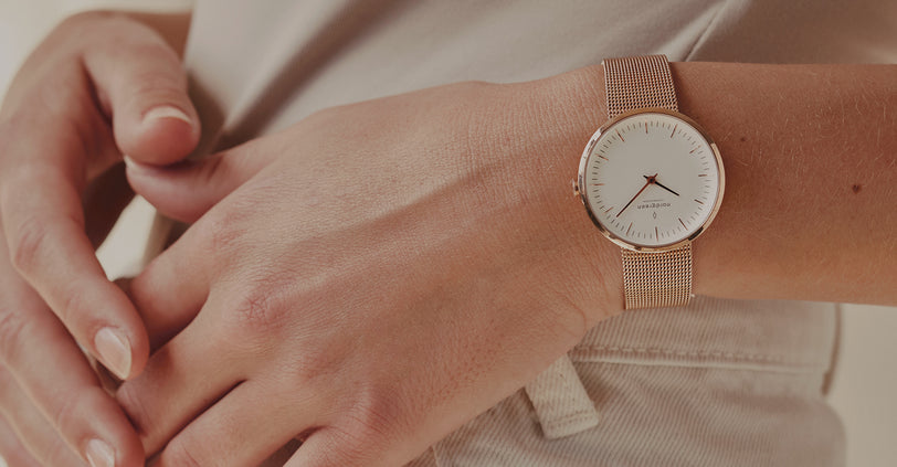 白い文字盤の腕時計 - レディース